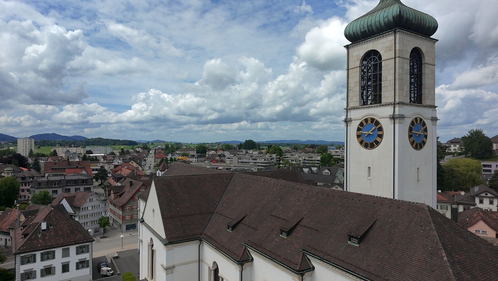 Kirchturm über den Dächern von Gossau